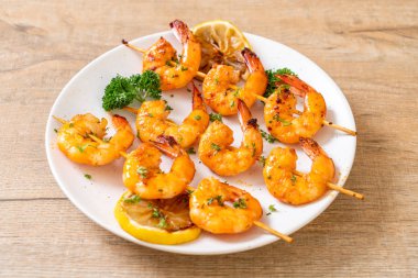 Limon - deniz ürünleri tarzı ile ızgara kaplan karides şiş