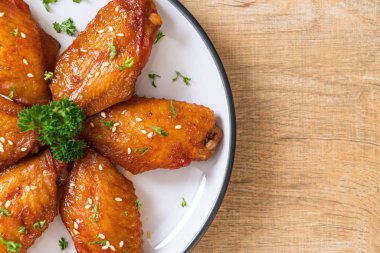 Beyaz susamlı ızgara tavuk kanadı.