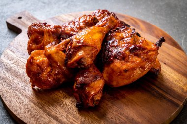 Masada ızgara ve ızgara tavuk.