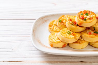 Sahanda yumurta yumuşak tofu sarımsak - sağlıklı, vegan ve sebze gıda tarzı