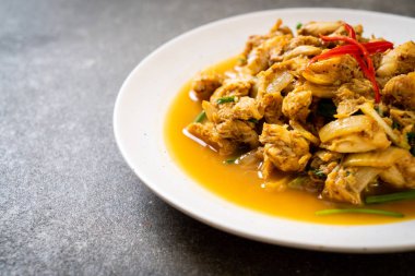 Fried yengeç ile toz köri - Tayland mutfağı