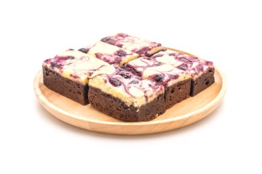 Beyaz arka plan üzerinde izole yaban mersini peynirli kek