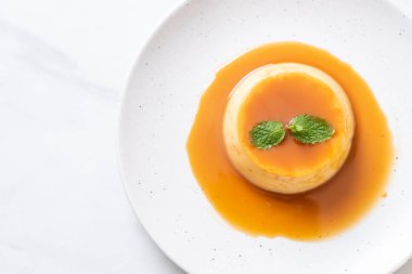 Naneli ev yapımı karamel kremalı puding.