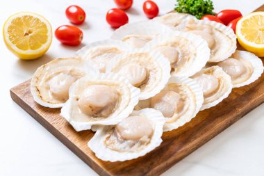 Ahşap tahta üzerinde taze kabuk tarak