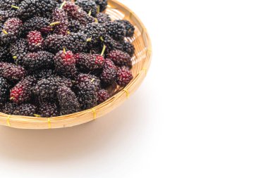 Beyaz arka planda izole edilmiş taze dut.