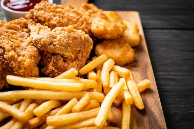 Kızarmış tavuk, patates kızartması ve nugget yemeği. Abur cubur ve sağlıksız yemek.