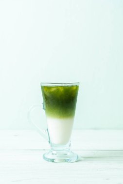 Buzlu kibrit yeşil sütlü latte.
