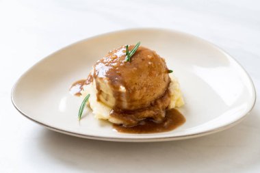 Ev yapımı soslu patates püresi.