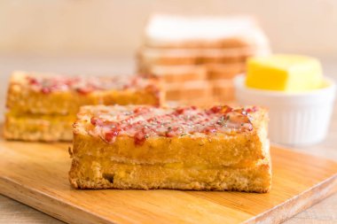 Croque monsieur pastırmalı yumurta soslu sandviç.