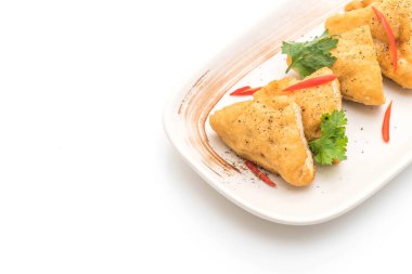 Kızarmış tofu - beyaz arka plan üzerinde izole vegan gıda