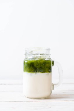 Buzlu kibrit yeşil sütlü latte.