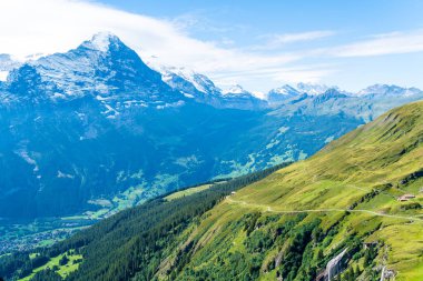 Güzel Alps dağ Grindelwald, İsviçre mavi gökyüzü ile