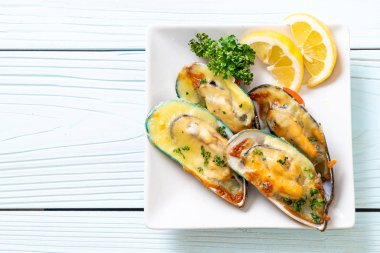 Peynirli taze midye.