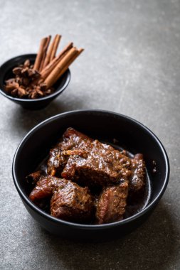 herb - Phuket Tayland geleneksel gıda tarzı ile domuz eti güveç