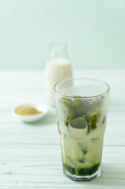 Matcha yeşil çay buzlu cam sütlü