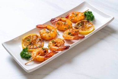 Limon - deniz ürünleri tarzı ile ızgara kaplan karides şiş