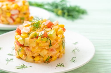 meyve salatası (elma, Mısır, papaya, ananas) - yengeç sopa ile karışık sağlıklı gıda tarzı