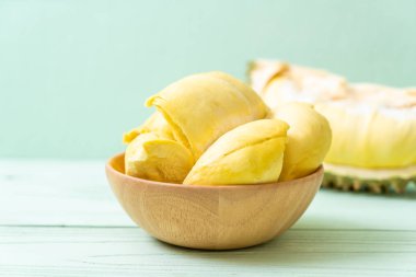 Ahşap zemin üzerinde taze Durian meyvesi