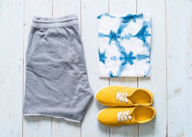 Gezgin, yaz tatili ahşap arka plan üzerinde erkek casual kıyafetler