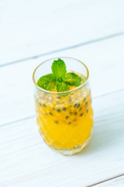 taze ve buzlu meyve suyu - sağlıklı içecek