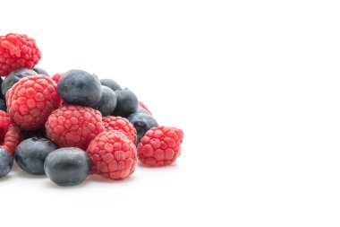 Taze ahududu ve beyaz arka plan üzerinde izole taze yaban mersini