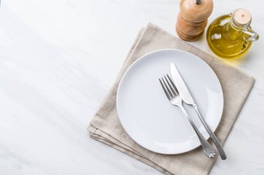 boş tabak kaşık çatal ve bıçak masada