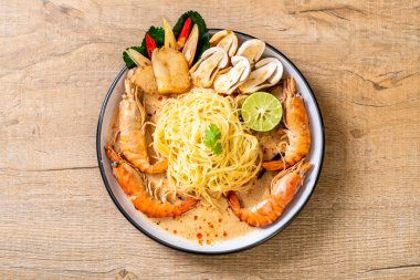 Baharatlı karides spagetti makarna (Tom Yum Goong) - İtalyan Füzyon gıda tarzı