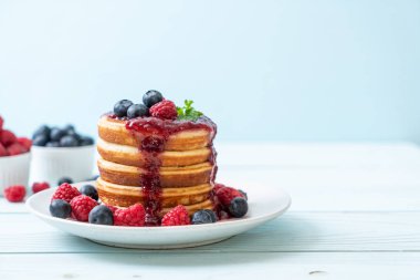 Taze ahududu ve yabanmersinli gözleme.
