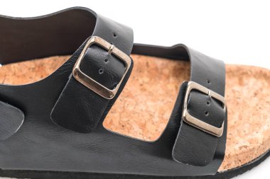 Beyaz arka planda izole erkek deri sandaletleri.