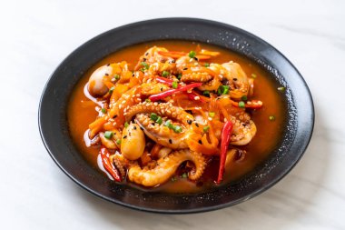 tavada kızartılmış ahtapot veya kalamar ile Kore baharatlı hamur (osam bulgogi) - Kore Gıda tarzı