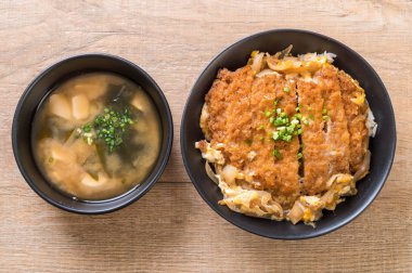 Kızarmış domuz pirzolası kasesi (Katsudon) - Japon yemek tarzı