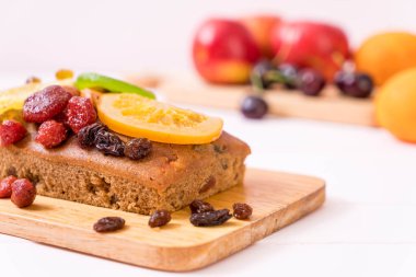 Meyveli kek ahşap arka plan üzerinde