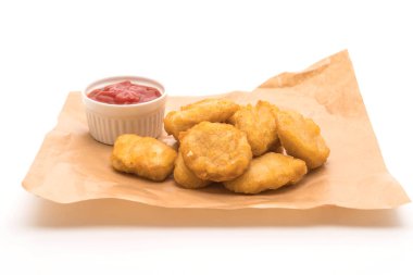 Beyaz arka plan üzerinde izole soslu tavuk nuggets