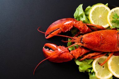 taze Haşlanmış istakoz sebze ve limon ile