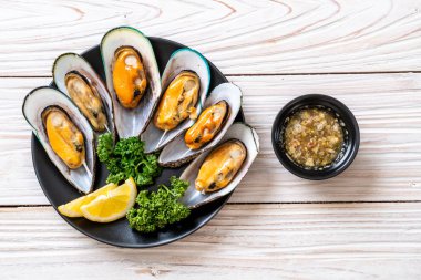 deniz ürünleri midye maydanoz ve limon ile