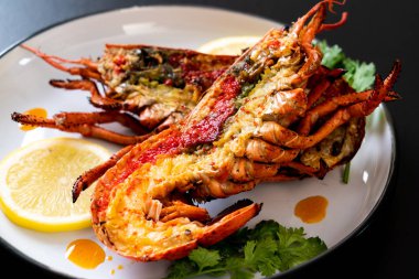 Limonlu ızgara ıstakoz biftek.