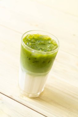 Buzlu kibrit yeşil sütlü latte.