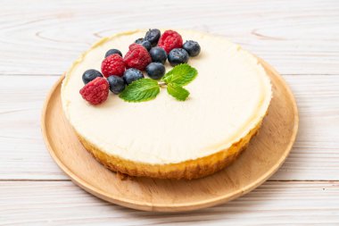 Ev yapımı cheesecake taze ahududu ve yaban mersini ile