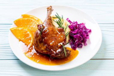 Portakal soslu biftek kızarmış ördek bacak