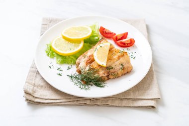 Izgara balık bifteği.