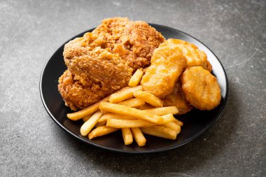 Kızarmış tavuk, patates kızartması ve nugget yemeği. Abur cubur ve sağlıksız yemek.