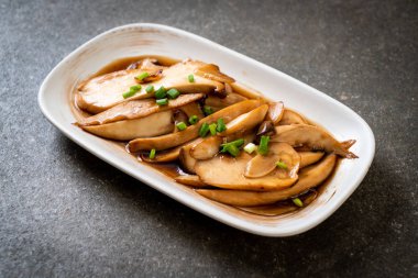 İstiridye soslu kızarmış kral istiridye mantarı. Sağlıklı, vejetaryen ya da vejetaryen yemek tarzı.