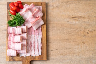 Ahşap tahta üzerinde çiğ domuz pastırma dilimlenmiş