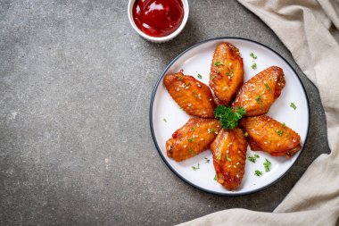 Beyaz susamlı ızgara tavuk kanadı.