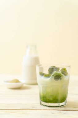 Matcha yeşil çay buzlu cam sütlü