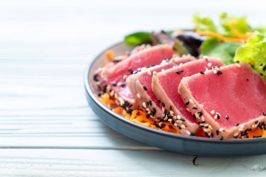 Taze ton balığı ve sebze salatası. Sağlıklı yemek.