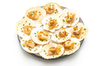 tereyağı ve beyaz arka plan üzerinde izole sarımsak ile ızgara tarak shell