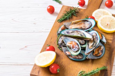 malzemelerle ahşap tahta üzerinde taze midye