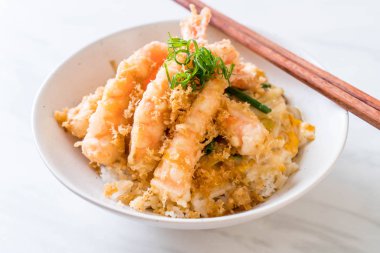 kızarmış karides tempura üzerinde beyaz surat - Japon yemekleri stil tepesinde