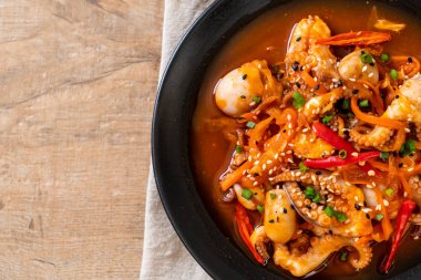 tavada kızartılmış ahtapot veya kalamar ile Kore baharatlı hamur (osam bulgogi) - Kore Gıda tarzı